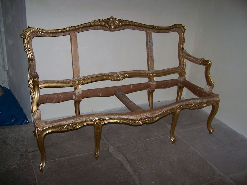 Rokoko-Sofa (Restaurierungsarbeit für das Schloss Ludwigsburg), vorher
