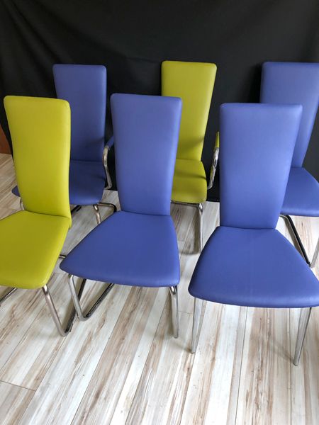 Sechs Esszimmerstühle mit Metallgestell und Lederbezug, fertig gepolstert