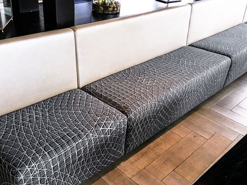 Restaurantbänke des Wyndham Hotel, Flughafen Stuttgart, fertig gepolstert