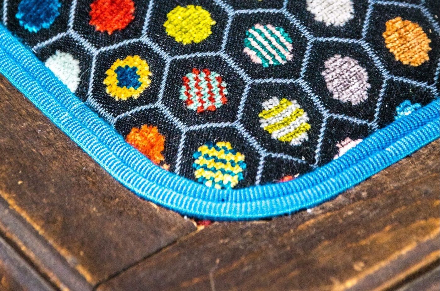 Bestickter Bezugsstoff mit Paspel, Detail