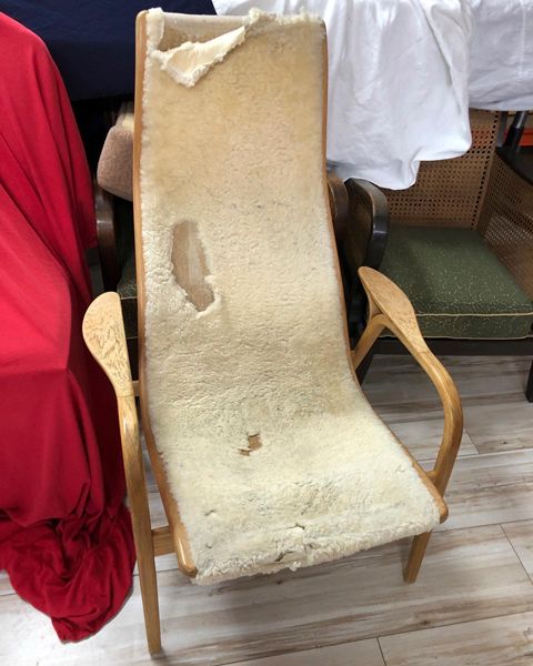 Lamino Chair mit veganem Schaffellbezug, vorher