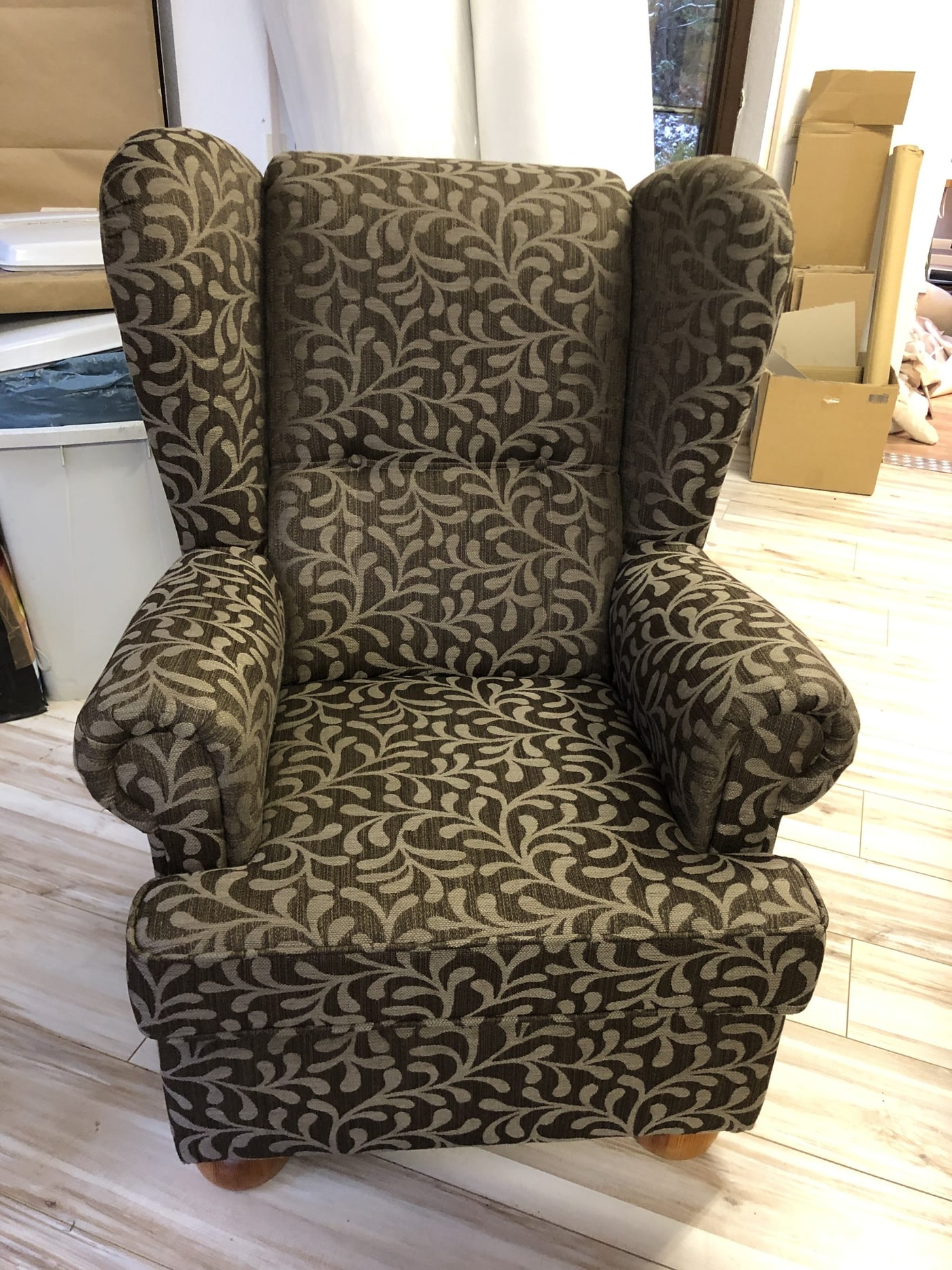 Ohrensessel schwarz/weiß mit Hocker, vorher