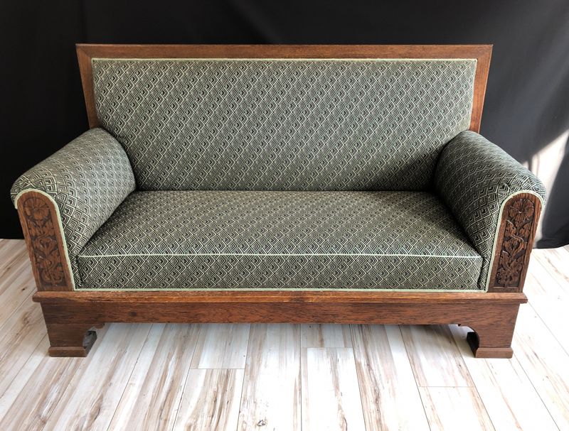 Sofa mit Überbau (spätes 19. Jh), fertig gepolstert