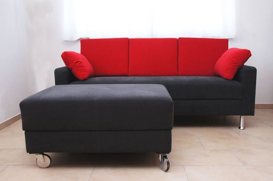 Sofa und Hocker – Neuanfertigung nach Kundenwunsch, fertig gepolstert