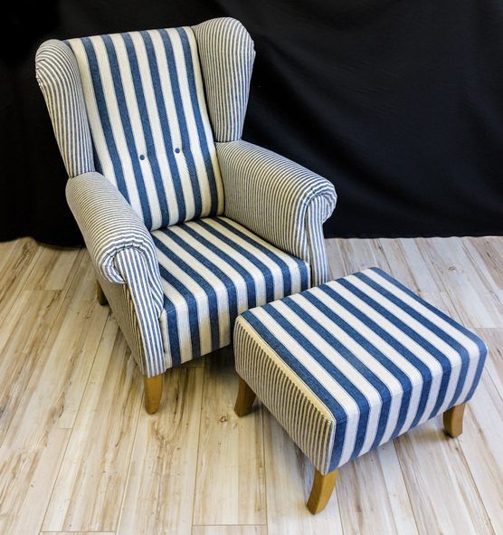 Ohrensessel und Hocker mit Streifenstoff, fertig gepolstert