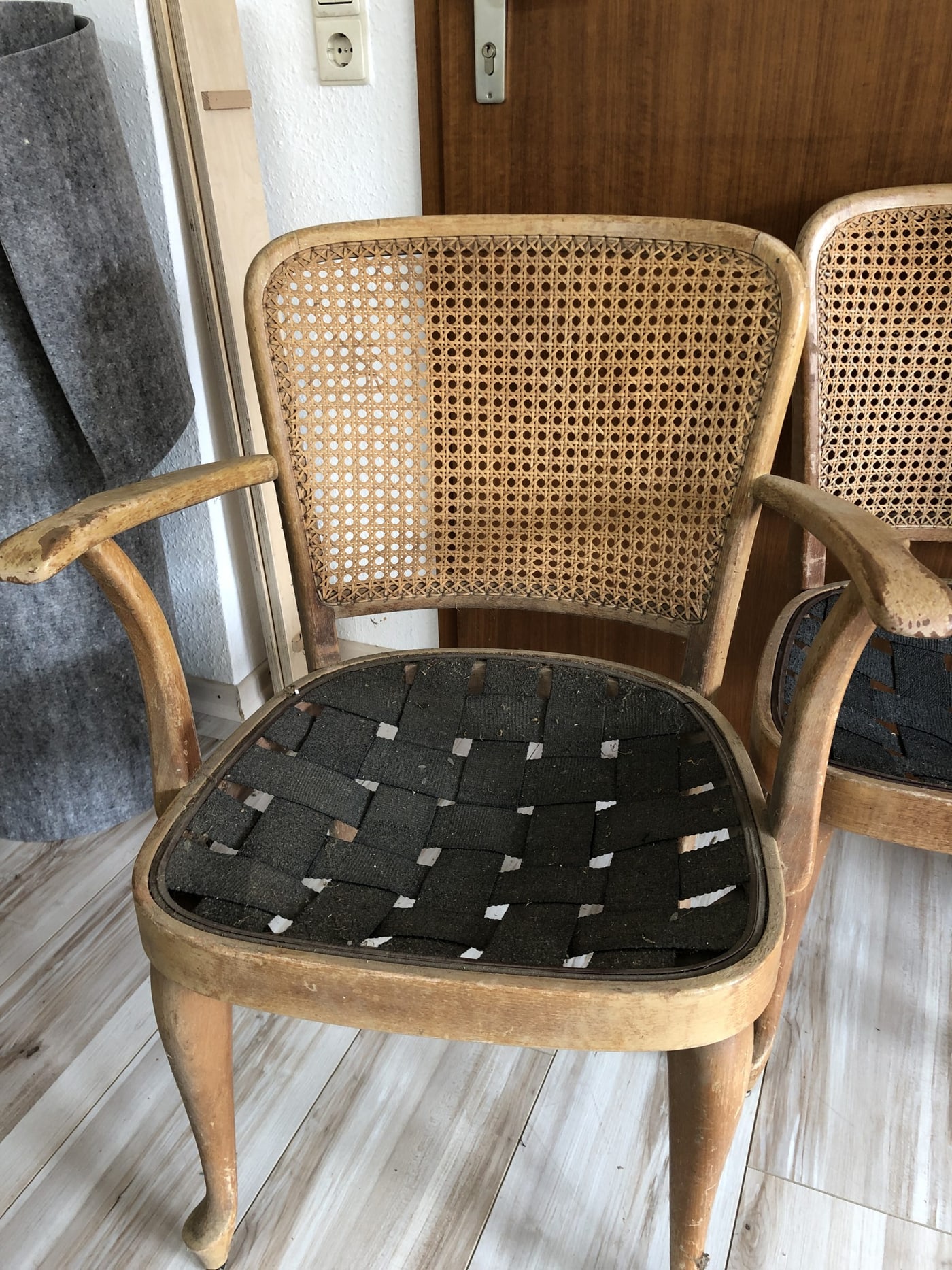 Vier Stühle mit Sitzkissen aus Leder, vorher