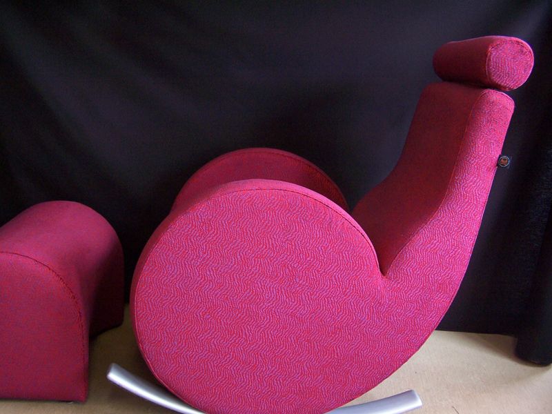 Designer Sessel „Gänsefüsschen“ mit Hocker, fertig gepolstert