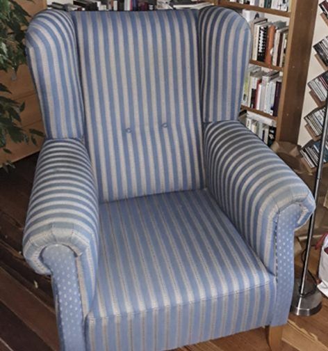 Ohrensessel und Hocker mit Streifenstoff, vorher