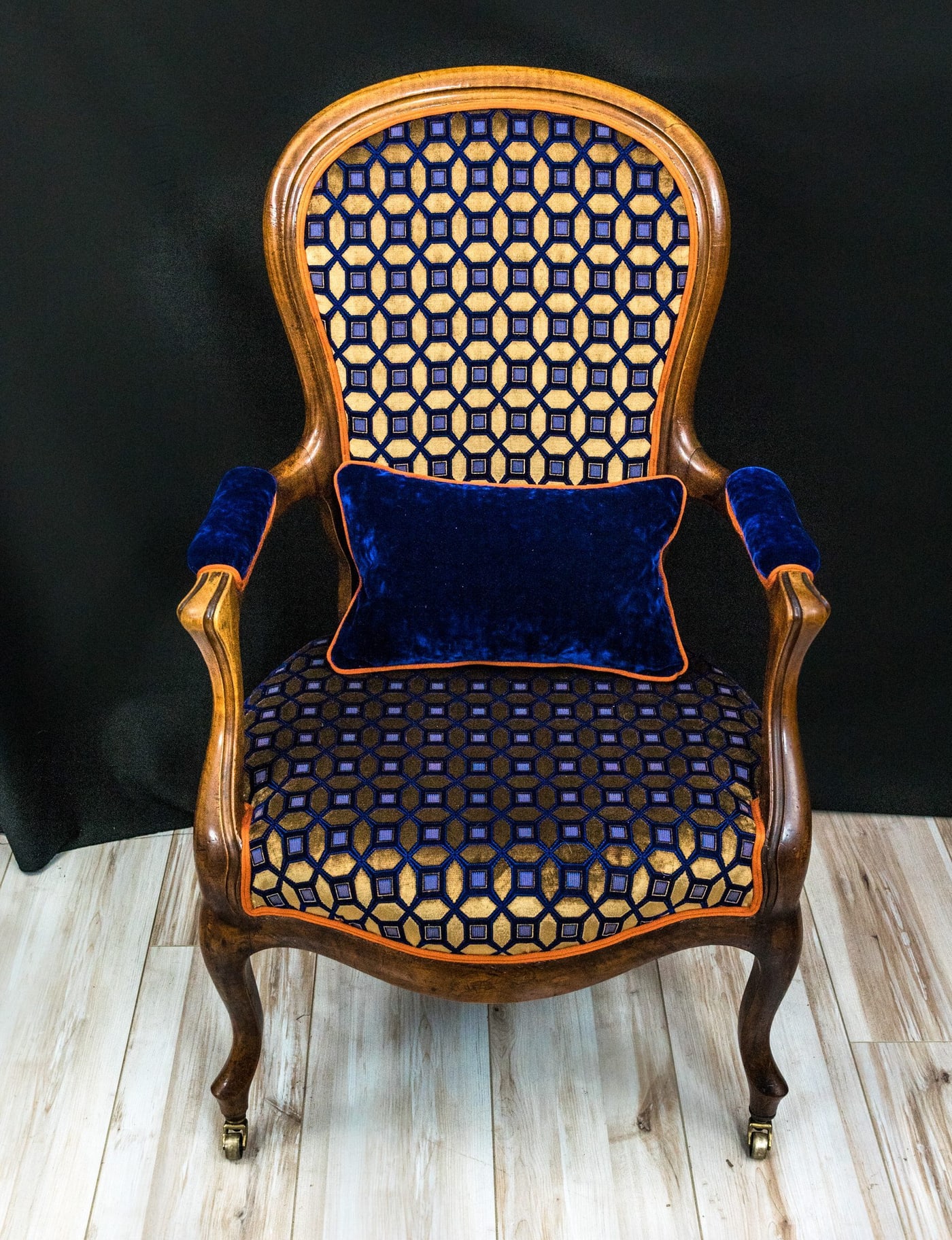 Louis-XV-Sessel mit neuem Bezug und Kissen