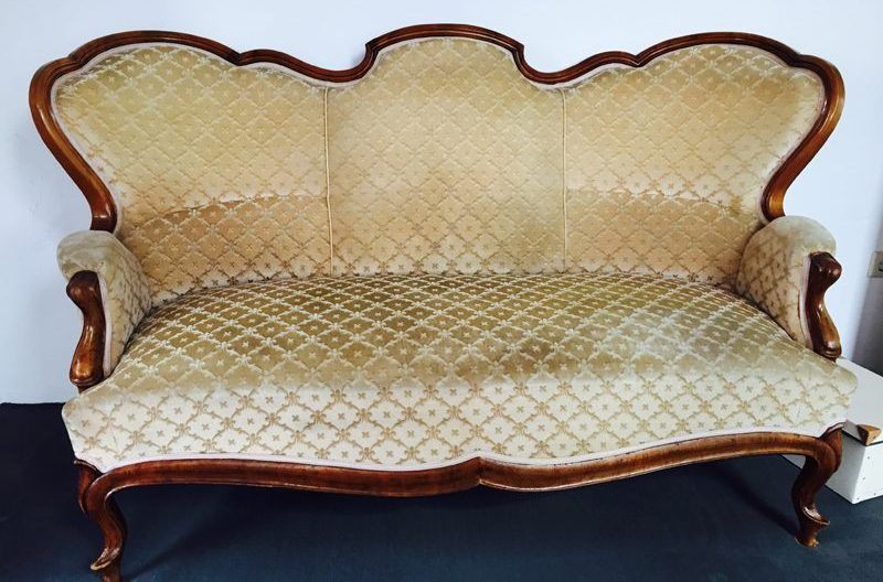 Sofa um 1880, vorher
