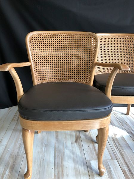 Vier Stühle mit Sitzkissen aus Leder, fertig gepolstert