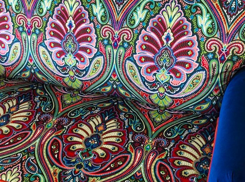 Detail: gemusterter Stoff mit blauer Paspel